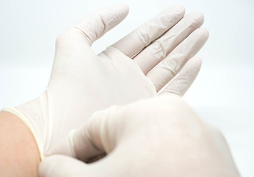 患者さんに使用するグローブは、治療毎に使い捨てることで、院内感染予防を徹底しています